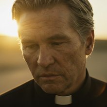 Ο Kilmer είχε επιλεγεί για τον ρόλο του Father Fintan, ενός καθολικού ιερέα και πνευματικού καθοδηγητή με δεσμούς με τις ιθαγενείς κοινότητες της Αμερικής / IMDB