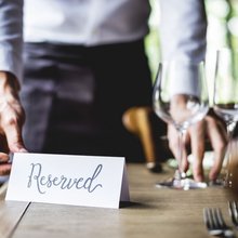 Η εξασφάλιση τραπεζιού σε ένα από τα πιο περιζήτητα εστιατόρια των μεγάλων πόλεων έχει εξελιχθεί τα τελευταία χρόνια σε μικρή επιχείρηση στρατηγικής / SHUTTERSTOCK