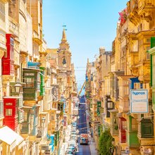 Τυπικός δρόμος στην πανέμορφη Βαλέτα, με τα χρωματιστά, ξύλινα μπαλκόνια, Μάλτα - Φωτ: Shutterstock