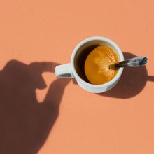 Για να κατανοήσουμε τι κάνει ο καφές στη γλυκαιμία με άδειο στομάχι, είναι χρήσιμο να ξεκινήσουμε από τη φυσιολογία / GETTY