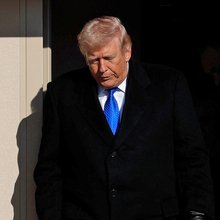 Ο Ντόναλντ Τραμπ κατεβαίνει από το Air Force One