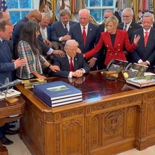 Στιγμιότυπο από την επίσκεψη παστόρων στο Οβάλ Γραφείο, όπου δίνουν την ευχή τους στον Ντόναλντ Τραμπ