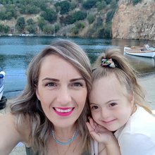 Η μικρή Ζέτα με τη μητέρα της Μαρία Μανουσέλη