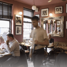 Εστιατόρια και μπαρ αρχίζουν να παίρνουν θέση, προσπαθώντας να περιορίσουν τους περισπασμούς και να μας κάνουν να αποσυνδεθούμε από την τεχνολογία / ΑLAMY