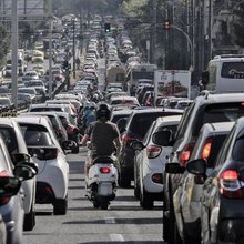 Κίνηση οχημάτων σε κεντρικό δρόμο της Αθήνας 