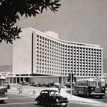 Τα εγκαίνια του Απριλίου του 1963 με περισσότερους από 1.000 καλεσμένους αποτέλεσαν ένα γεγονός που ξεπέρασε τα όρια μιας τυπικής ξενοδοχειακής τελετής / HILTON ATHENS ARCHIVES