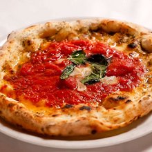 Τα τελευταία χρόνια, μια νέα τάση από την Ιαπωνία αρχίζει να κερδίζει έδαφος διεθνώς, με το λεγόμενο «Tokyo-style pizza» να εμφανίζεται όλο και πιο συχνά / INSTAGRAM