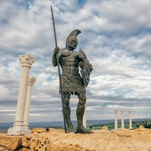 Άγαλμα πολεμιστή του Τρωικού Πολέμου με δόρυ και ασπίδα, εμπνευσμένο από την Ιλιάδα του Ομήρου
