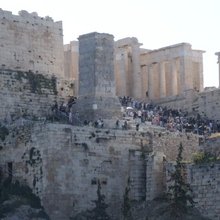 Η Ακρόπολη «πλημμύρισε» κόσμο: Ελεύθερη είσοδος για τη Διεθνή Ημέρα Μνημείων