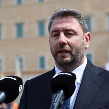 Ο Νίκος Ανδρουλάκης έξω από τη Βουλή