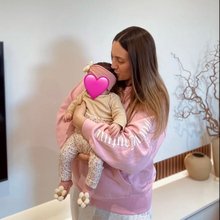 Άννα Κορακάκη αγκαλιά μωρό