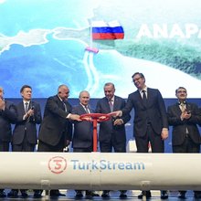  Ο Ρετζέπ Ταγίπ Ερντογάν και ο Βλαντιμίρ Πούτιν, στο κέντρο, μαζί με τον Πρόεδρο της Σερβίας Βούτσιτς τον Πρωθυπουργό της Βουλγαρίας Μπορίσοφ, στα εγκαίνια του αγωγού TurkStream στην Κωνσταντινούπολη,  Τετάρτη 8 Ιανουαρίου 2020. (Alexei Druzhinin, Sputnik, Φωτογραφία Kremlin Pool μέσω AP)