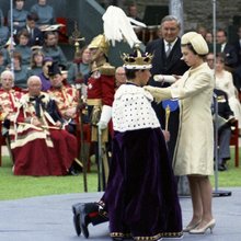 Η Βασίλισσα Ελισάβετ Β' στέφει τον γιο της, Κάρολο, Πρίγκιπα της Ουαλίας  (Φωτογραφία AP, Αρχείο)