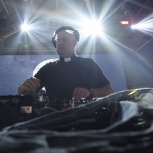 Ο διάσημος καθολικός ιερέας – DJ Πάτερ Γκιγιέρμε (AP Photo/Miguel Angelo Pereira)