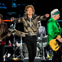 Οι Rolling Stones (Aπό αριστερά, Ρον Γουντ, Μιγκ Τζάγκερ και Κιθ Ρίτσαρντς) Ιούλιος 2024, Καλιφόρνια. (AP Photo/Chris Pizzello)