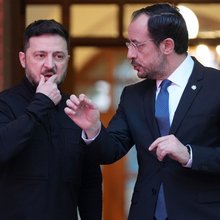 Ο Πρόεδρος της Ουκρανίας Βολοντίμιρ Ζελένσκι με τον Πρόεδρο της Κύπρου, Νίκο Χριστοδουλίδη στο προεδρικό μέγαρο στη Λευκωσία 7 Ιανουαρίου 2026. (AP Photo/Petros Karadjias, Pool)