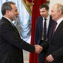 Χειραψία Αμπάς Αραγτσί και Βλάντιμιρ Πούτιν