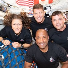 Οι αστροναύτες της NASA που επιστρέφουν από τη Σελήνη, από αριστερά και επάνω Κριστίνα Κοχ, Τζέρεμι Χάνσεν, Ρέιντ Γουάιζμαν, Βίκτορ Γκλόβερ