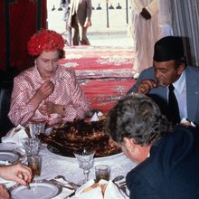 Η βασίλισσα Ελισάβετ Β΄, ο πρίγκιπας Φίλιππος και ο βασιλιάς Χασάν Β΄ τρώνε με τα χέρια τους σε γεύμα στην έρημο στις 27 Οκτωβρίου 1980 στο Μαρόκο