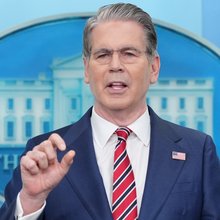 Ο υπουργός Οικονομικών των ΗΠΑ Σκοτ Μπέσεντ μιλά σε δημοσιογράφους στον Λευκό Οίκο