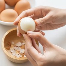 ξεφλούδισμα βραστού αυγού