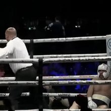 Κάποτε ήταν επιθετικός στο γήπεδο ποδοσφαίρου, αυτή τη φορά δέχθηκε αλύπητη επίθεση στο ρινγκ