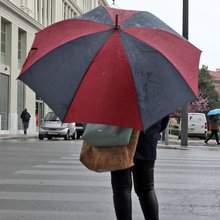 Γυναίκα στη βροχή με ομπρέλα