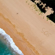 Ένα αυτοσχέδιο μήνυμα «SOS» γραμμένο στην άμμο αποδείχθηκε καθοριστικό για τη διάσωση δύο επισκεπτών στη Χαβάη, της Emma Stasko και του Logan Bonn / FACEBOOK