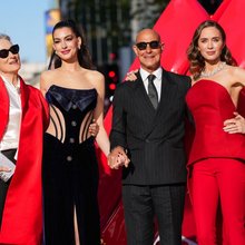 Devil Wears Prada 2: Εκθαμβωτικές οι Αν Χάθαγουεϊ, Μέριλ Στριπ και Έμιλι Μπλαντ στην πρεμιέρα στο Λονδίνο