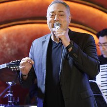 Ο τραγουδιστής Στράτος Διονυσίου 