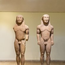 Δύο αγάλματα κούρων τοποθετημένα δίπλα-δίπλα στο Μουσείο των Δελφών