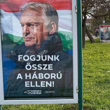 Προεκλογική αφίσα του Βίκτορ Όρμπαν στην Ουγγαρία, με σύνθημα «Ας σταθούμε ενωμένοι απέναντι στον πόλεμο»