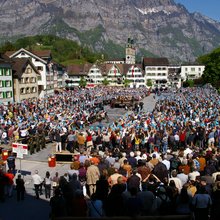 Χιλιάδες πολίτες συγκεντρώνονται στον υπαίθριο χώρο του Άπεντσελ για να συμμετάσχουν σε μια διαδικασία που διατηρείται αμετάβλητη εδώ και έξι αιώνες / ΑΡ