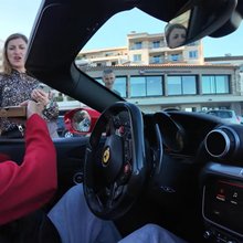 Ντελιβεράς παραδίδει πίτσες με Ferrari.