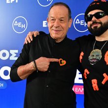 Ο Φωκάς Ευαγγελινός με τον Akylas κατά τη συνέντευξη Τύπου της ΕΡΤ