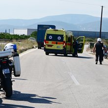 Ασθενοφόρο και μηχανή της αστυνομίας