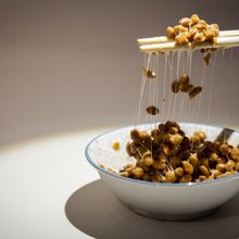 Πίσω από τις ετικέτες και τις οικείες γεύσεις, μια σειρά από απρόσμενα συστατικά ενσωματώνονται σε τρόφιμα που βρίσκονται σχεδόν σε κάθε κουζίνα / UNSPLASH