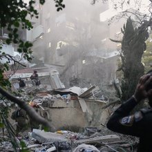 Έρευνες στα συντρίμμια επταώροφου κτιρίου στη Χάιφα του Ισραήλ, μετά από ιρανικό πλήγμα 