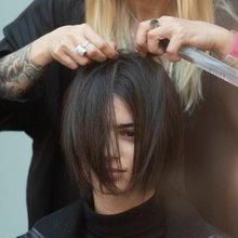 νέα γυναίκα μοντέλο καρέ μαλλιά κομμώτρια backstage