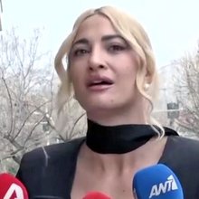 Η Ιωάννα Τούνη έξω από τα δικαστήρια