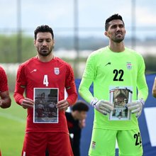 Παρατεραγμένοι οι διεθνείς ποδοσφαιριστές του Ιράν δεν κρατούν φωτογραφίες με τα θύματα και στιγμιότυπα από την εγκληματική επίθεση της πρώτης μέρας του πολέμου