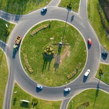 Κίνηση οχημάτων σε πλατεία 