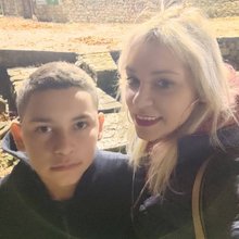 Ο μικρός Κωσνταντίνος που χάθηκε στο τραγικό τροχαίο στα Κρέστενα στην Ηλεία, με την μητέρα του