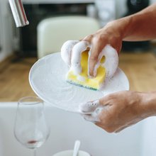 Εκτός από το να είναι μια απλή συνήθεια, αυτή η πρακτική αντανακλά έναν τρόπο αντιμετώπισης των καθημερινών οικιακών εργασιών / SHUTTERSTOCK