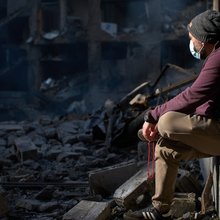 Σε απόγνωση άνδρας στον Λίβανο μετά τους ισραηλινούς βομβαρδισμούς