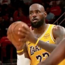 Το κοίταγμα του ΛεΜπρόν στον Μπρόνι Τζέιμς λίγο πριν την ασίστ στον γιο του 