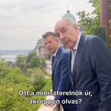 Ο Πέτερ Μαγιάρ τσεκάρει από το μπαλκόνι