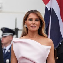 Η Μελάνια Τραμπ με φόρεμα Dior στο επίσημο δείπνο προς τιμή του βασιλιά Καρόλου