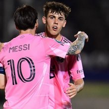 Ο Νόα Άλεν μαζί με τον Λιονέλ Μέσι στην Ίντερ Μαϊάμι