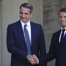 Χειραψία Μητσοτάκη με Μακρόν